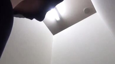 在廁所讓女生尿褲子