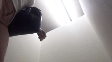 在廁所讓女生尿褲子