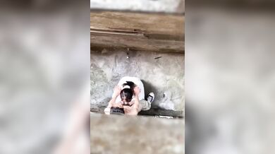 高中情侶饑渴難耐 放學後無人小巷直播造人被看光光