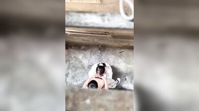 高中情侶饑渴難耐 放學後無人小巷直播造人被看光光