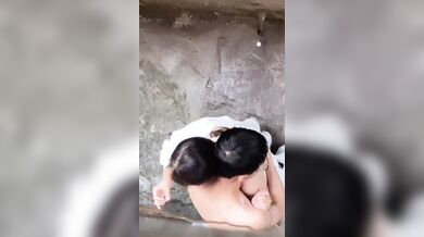 高中情侶饑渴難耐 放學後無人小巷直播造人被看光光