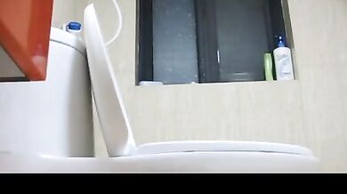 邪惡的房東浴室拍摄兩位美女租客洗澡