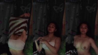 女孩脫下襯衫并玩弄她的乳房