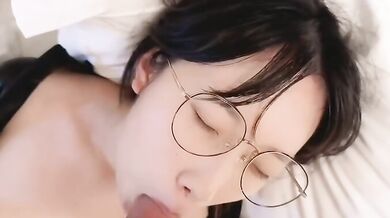高冷眼鏡妹子邊口交邊自慰