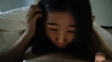 邊玩手機邊含雞雞