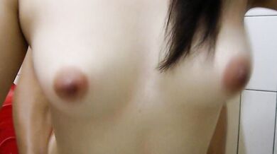 小情侶在浴室裡做愛,奶子激烈搖晃