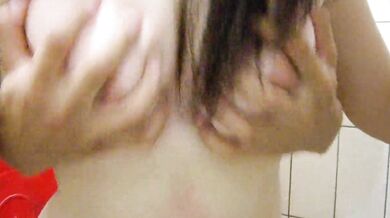 小情侶在浴室裡做愛,奶子激烈搖晃