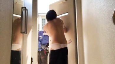 邊拿快遞邊脫衣