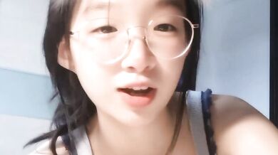 眼鏡騷妹全裸練習騎馬