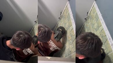 高中小情侶在公共衛生間 隔間内瘋狂做愛,女孩一臉享受