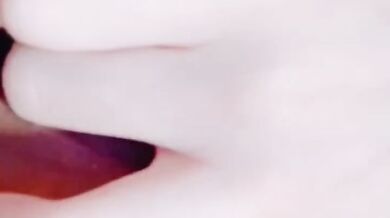 貧乳女孩自慰噴水潮吹