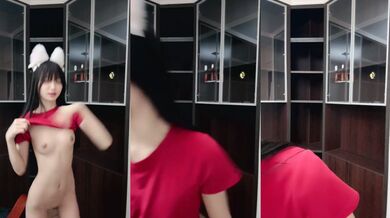 Cute Flat-Chested Streamer Dances