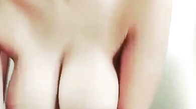 Nữ sinh ngực khủng tự sướng tư thế cưỡi ngựa