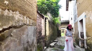 Ông chủ tiệm tạp hóa nhỏ khoe hàng