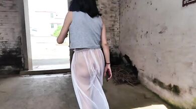 Ông chủ tiệm tạp hóa nhỏ khoe hàng