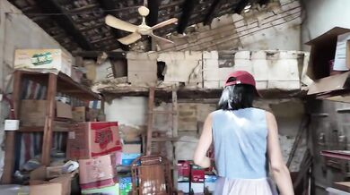 Ông chủ tiệm tạp hóa nhỏ khoe hàng