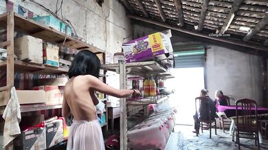 Ông chủ tiệm tạp hóa nhỏ khoe hàng