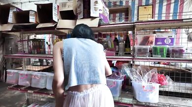 Ông chủ tiệm tạp hóa nhỏ khoe hàng