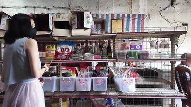 Ông chủ tiệm tạp hóa nhỏ khoe hàng