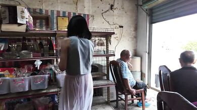 Ông chủ tiệm tạp hóa nhỏ khoe hàng