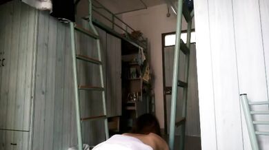 Gái vú to dạo ký túc xá thủ dâm