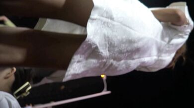 Bất ngờ: Cô gái áo trắng dạo phố đêm không mặc nội y, vòng một căng tròn gây sốc