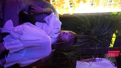 Bất ngờ: Cô gái áo trắng dạo phố đêm không mặc nội y, vòng một căng tròn gây sốc