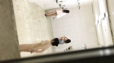 大學生浴室躲在窗戶後面偷拍女大學生公共浴室洗澡