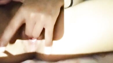 小妹妹自慰舔手指