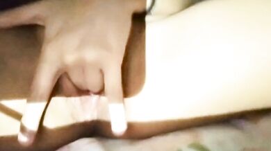 小妹妹自慰舔手指