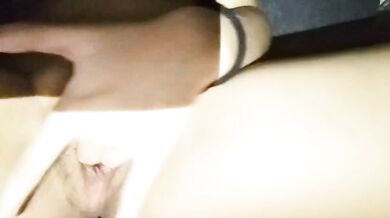 小妹妹自慰舔手指