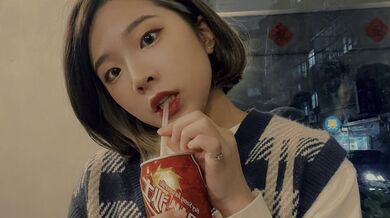 Cô gái tóc ngắn tự sướng vú và âm hộ