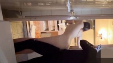 Bạn gái Nhật bị bạn trai bắt nạt trong nhà vệ sinh