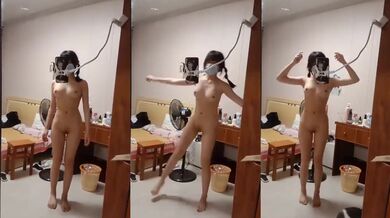 Cô gái tóc tết hai bên nhảy vũ đạo otaku trước gương