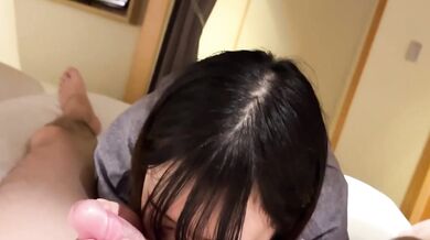 Cô gái dễ thương Nhật Bản khẩu giao trong phòng khách sạn