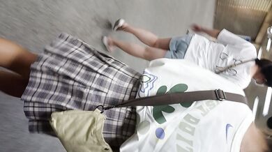 女子高生のスカートの中