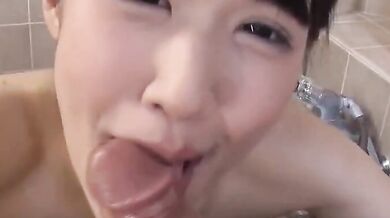 操18歲女孩痛苦地呻吟