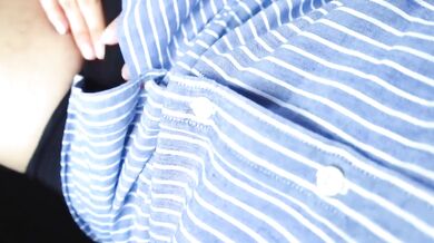 お小遣い目的の女子大生が車でフェラチオ