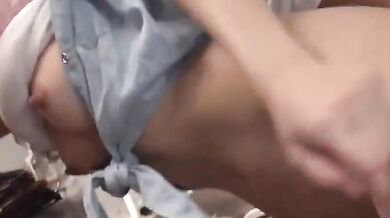 鞋店女推銷員熟練地吮吸雞巴然後做愛