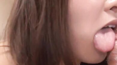 大胸女孩用牙刷玩弄陰部