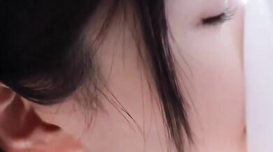 Cơ thể thiếu nữ tuổi teen