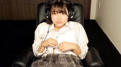 ネカフェの個室でオナニーする無防備な女の子