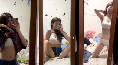 Em gái quyến rũ trước gương