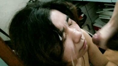 Bạn gái bú liếm bạn trai và bị xuất tinh lên mặt