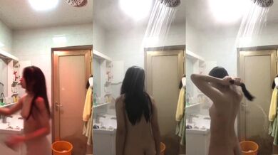 Cô gái ngực lép giặt vòi sen bằng tất