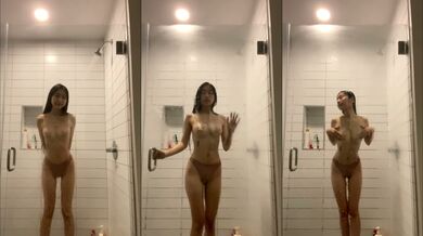 Cô gái Singapore tự sướng khi tắm qua cửa kính