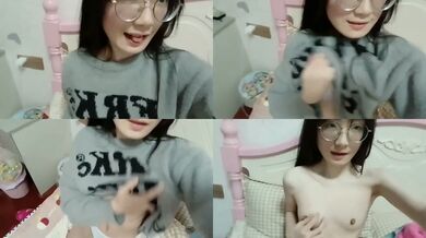 Cô nàng đeo kính khoe ngực tự sướng chân dài