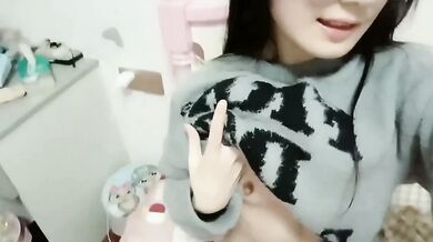 眼鏡騷妹子露奶自拍美腿