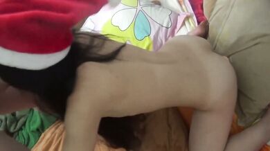 海外留学中の女の子がサンタ帽でフェラチオ