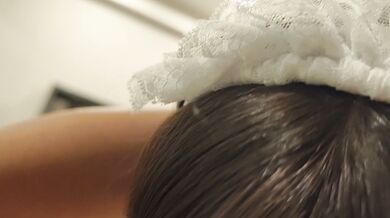 日本のモデルがメイド服でディープキスとオーラルを披露